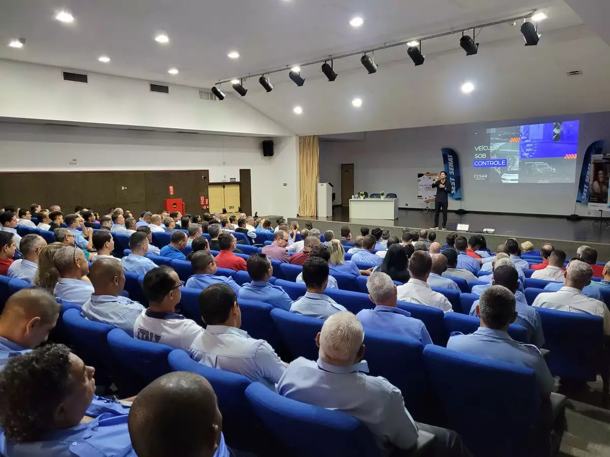 César Urnhani faz palestra sobre direção segura para motoristas de ônibus