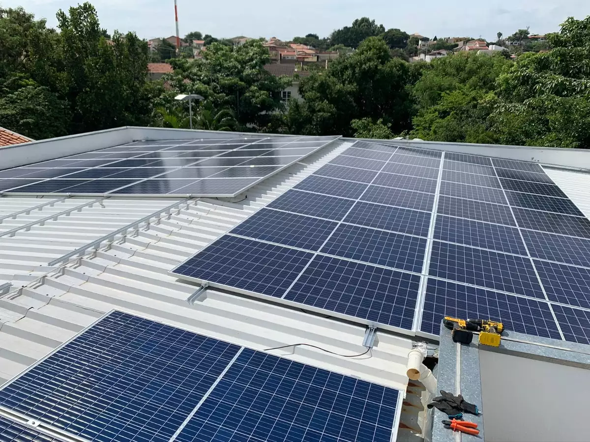 Painéis solares fotovoltaicos na Fumec geram economia e energia limpa