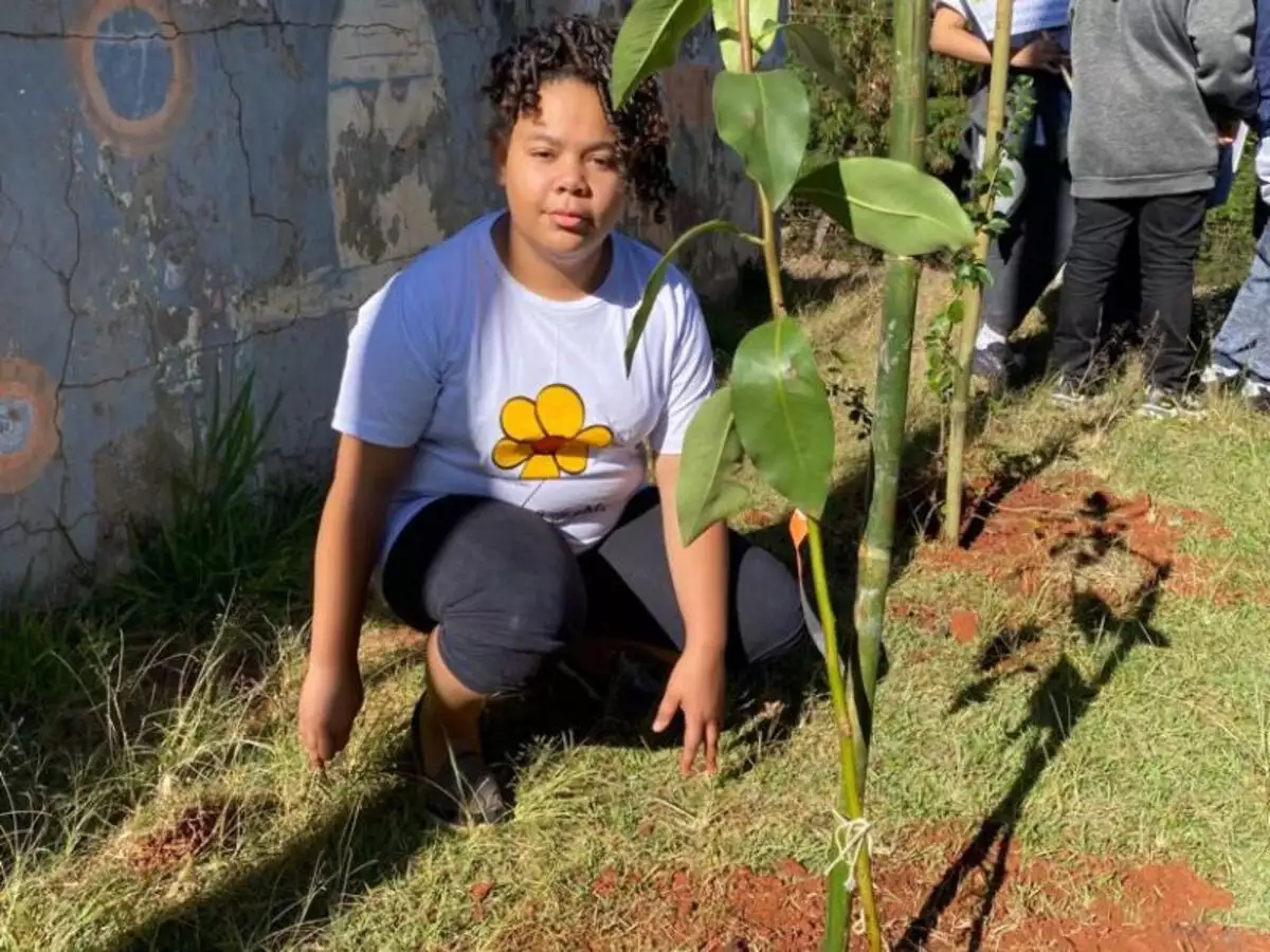 Plantio chama atenção para respeito aos direitos de criança e adolescente