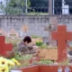 Prefeitura orienta a não colocar flor com prato ou embrulho nos cemitérios