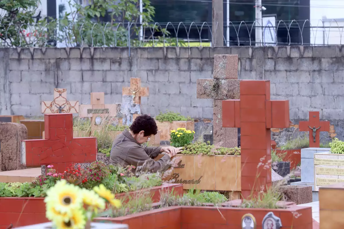 Prefeitura orienta a não colocar flor com prato ou embrulho nos cemitérios