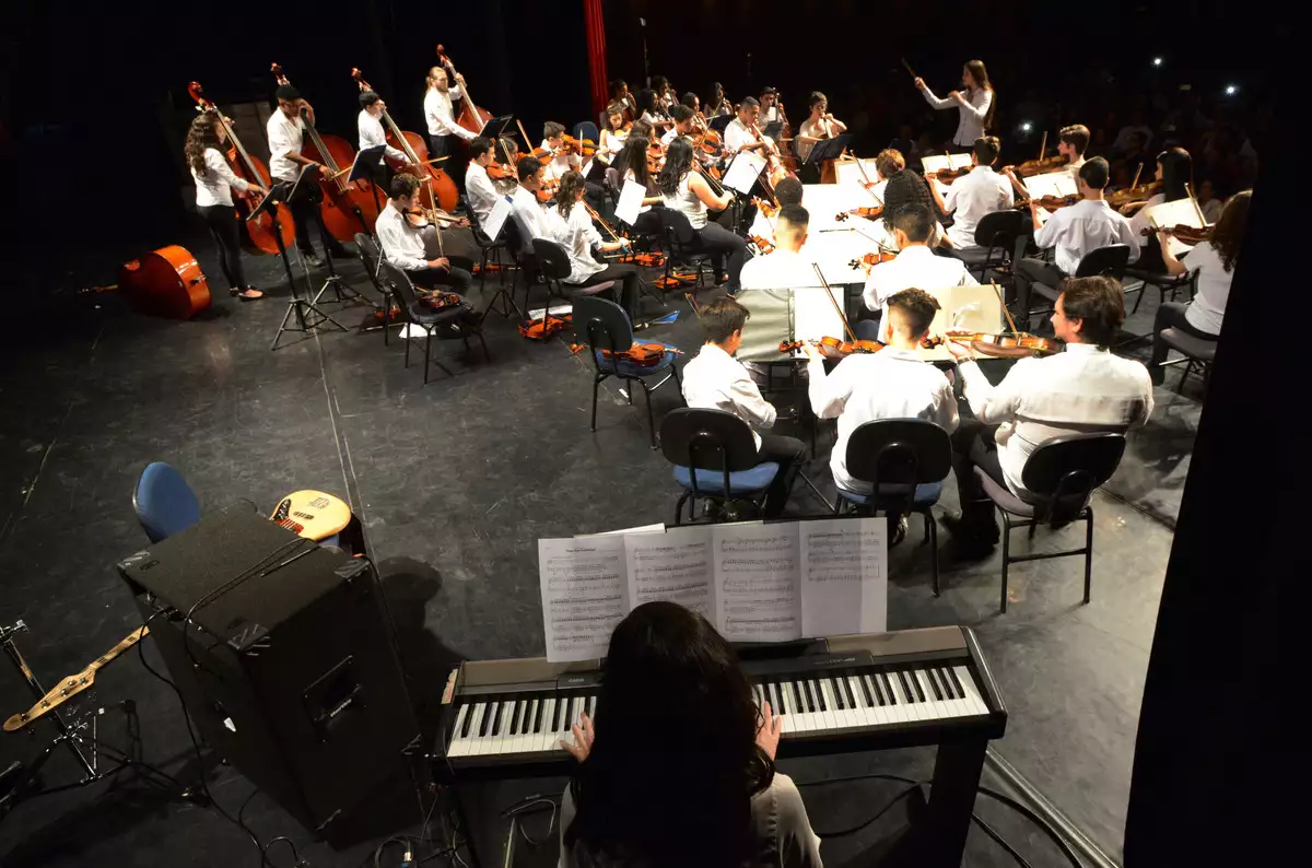 Alunos de música do Primeiro Nota se apresentam no Paço Municipal