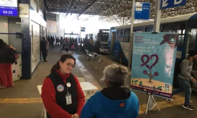 Campanha Junho Violeta aborda público nos terminais de ônibus