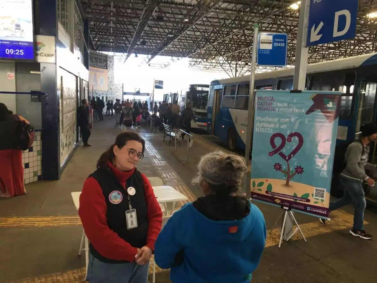 Campanha Junho Violeta aborda público nos terminais de ônibus