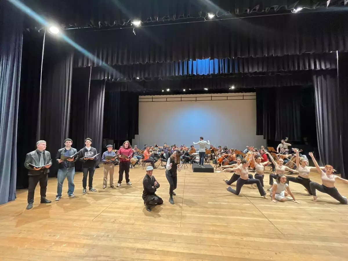 Dança, música e teatro se unem em único espetáculo no Castro Mendes