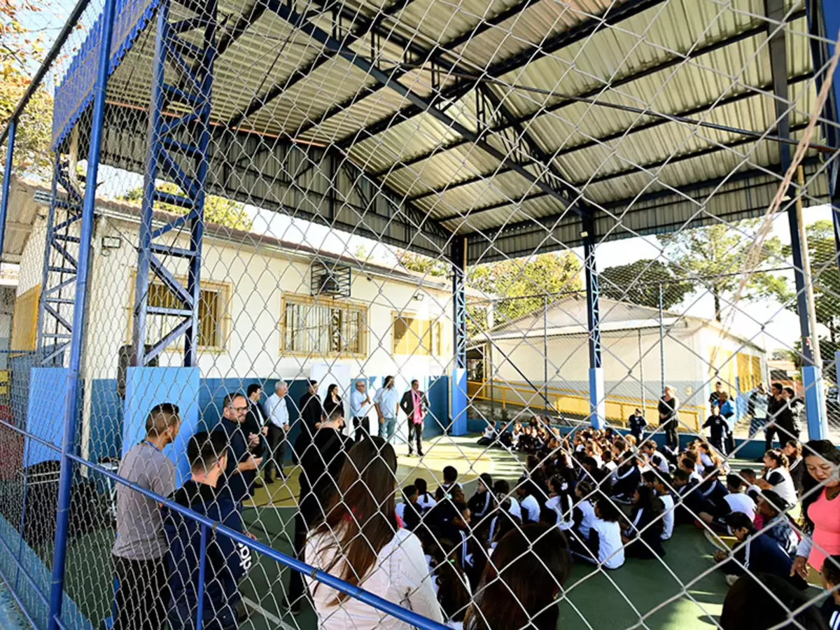 Duas escolas ganham cobertura nas quadras nos Jardins Maria Rosa e São Fernando