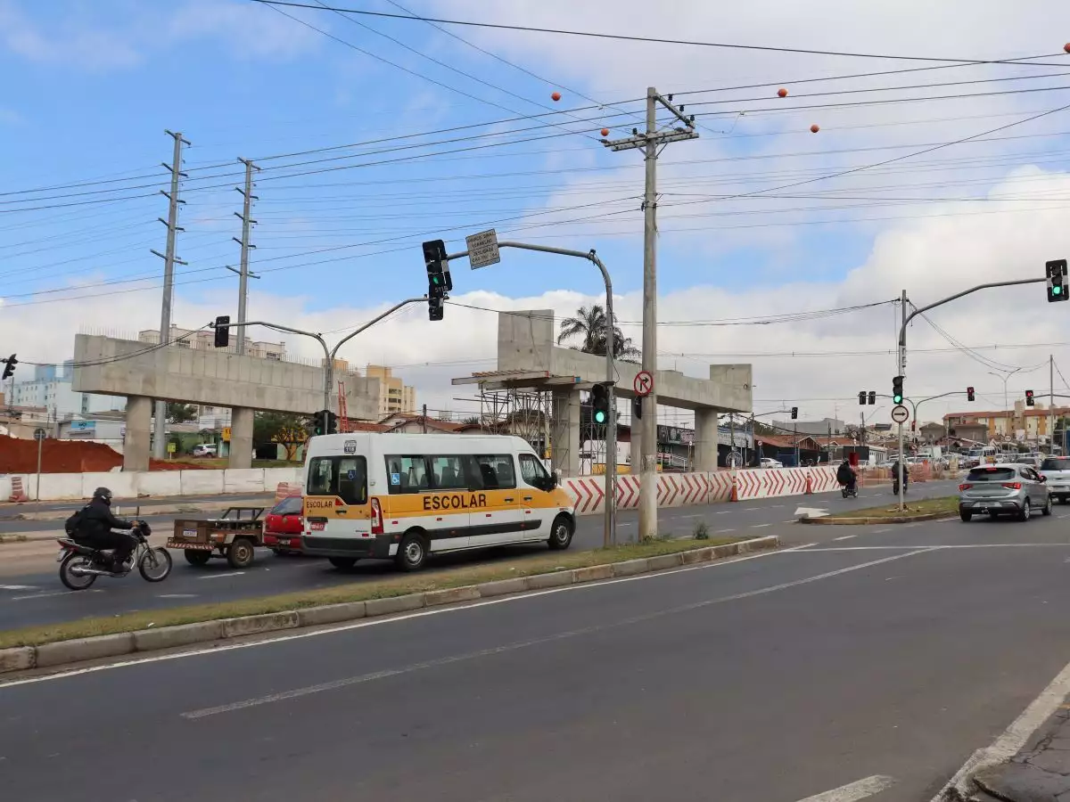 Obras do BRT causam bloqueio em trechos da John Boyd Dunlop nesta quinta-feira