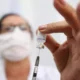 Saúde atualiza carteiras de vacinação de crianças e adultos em duas creches