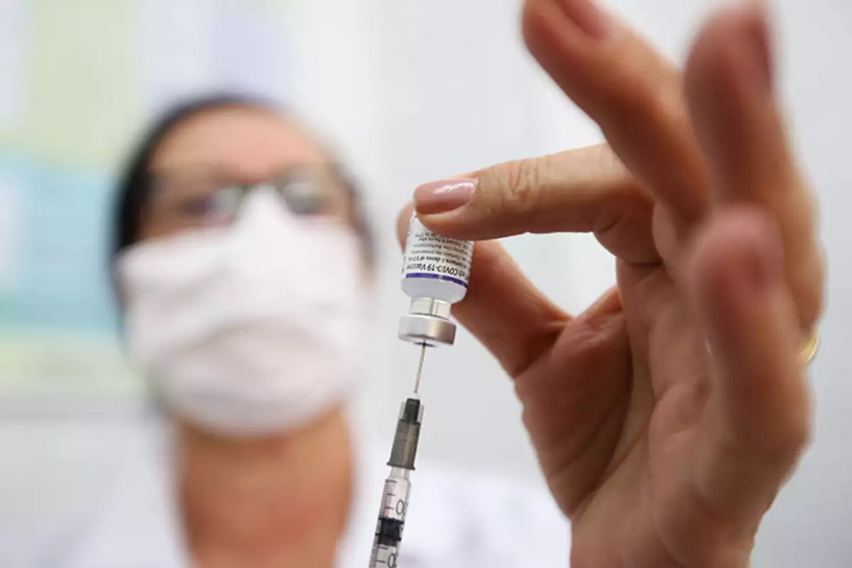 Saúde atualiza carteiras de vacinação de crianças e adultos em duas creches