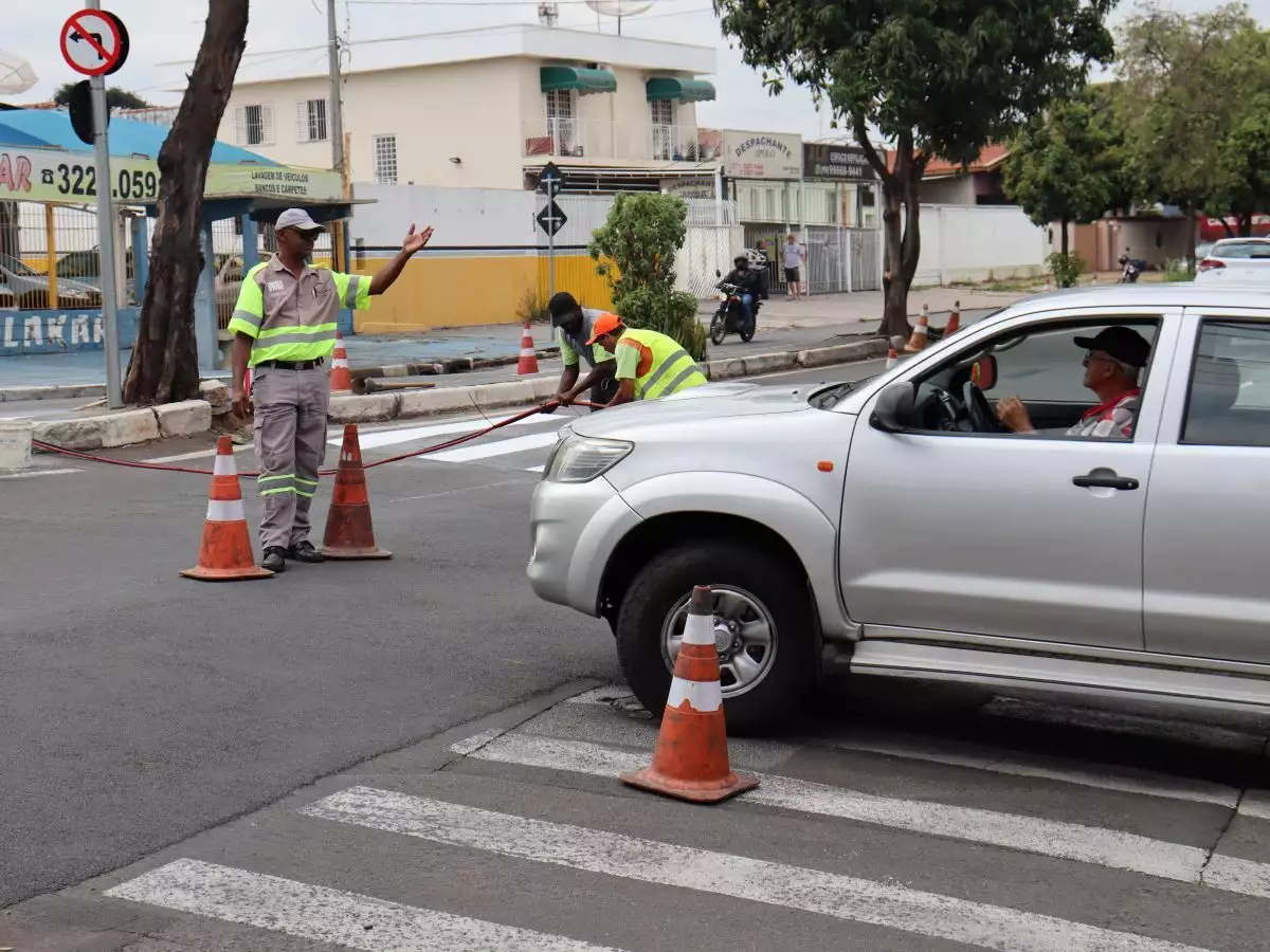 Trecho da rua Visconde do Rio Branco tem bloqueio viário nesta terça-feira(27)
