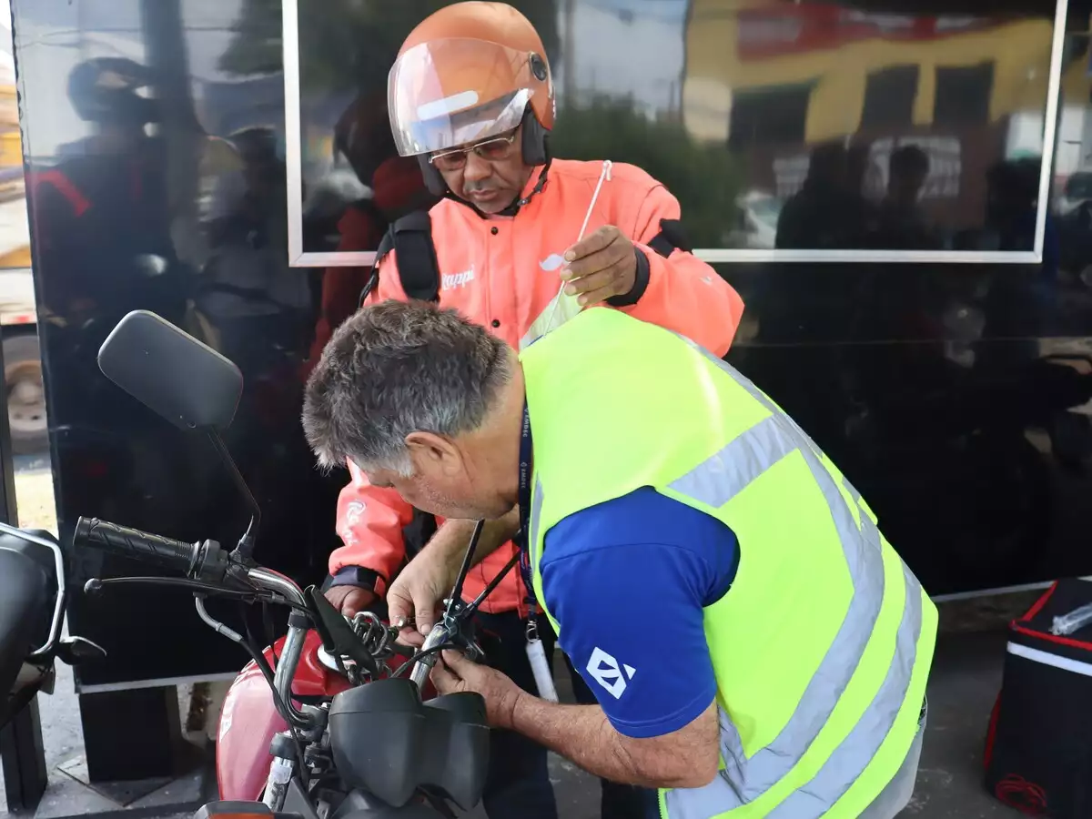 Motociclistas que cruzarem a Ferreira Penteado com Regente Feijó vão ganhar antenas corta-pipa
