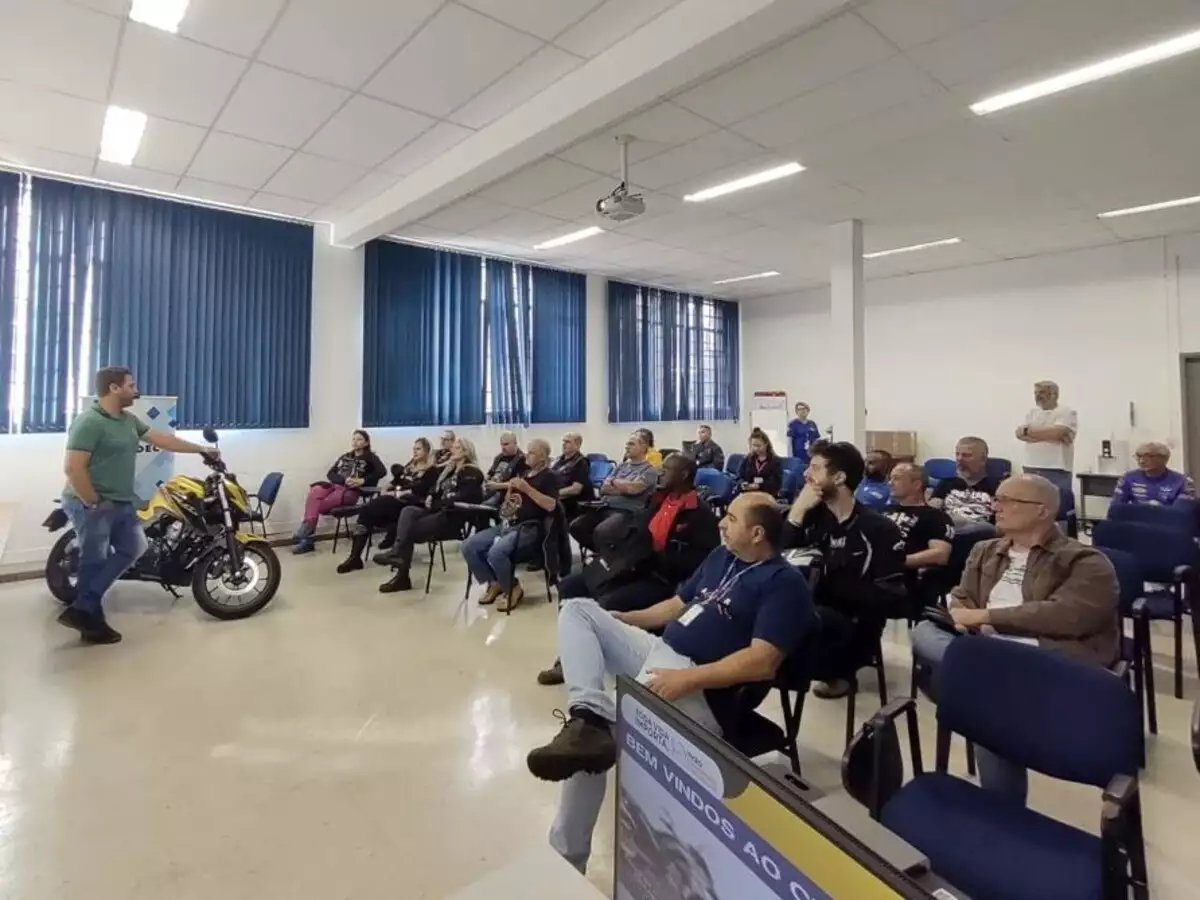 Motociclistas praticam técnicas de pilotagem segura em workshop